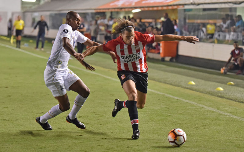 Soi kèo châu Á Flamengo vs Estudiantes: 0.83*1/1.5*0.98 Đội chủ nhà Flamengo sẽ tiếp đón đối thủ Estudiantes trên sân Maracana trong khuôn khổ lượt đi tứ kết Cúp Libertadores. Với lợi thế sân bãi cùng phong độ ổn định, đại diện đến từ Brasil được đánh giá cao hơn và nhiều khả năng sẽ giành chiến thắng ở trận đấu căng thẳng này. Flamengo đang có một mùa giải khá ấn tượng. Sau 22 vòng đấu tại giải VĐQG Brasil, thầy trò HLV Filipe Luis giành 15 chiến thắng, 5 trận hòa và 2 trận thua. Với chuỗi trận bất bại này, họ đang dần lấy lại niềm tin từ người hâm mộ. Lối chơi cân bằng giữa công và thủ, cùng sự gắn kết giữa các tuyến giúp Flamengo duy trì được sự ổn định trước những đối thủ mạnh. Đặc biệt, mỗi khi được thi đấu trên sân nhà, Flamengo luôn thể hiện bản lĩnh của một ông lớn Nam Mỹ. Ở chiều ngược lại, Estudiantes dưới sự dẫn dắt của HLV Eduardo Dominguez cũng đang cho thấy sự ổn định tại giải quốc nội Argentina. Sau 8 vòng đấu, họ giành được 4 chiến thắng, 0 trận hòa và thua 4 trận, qua đó xếp thứ 7 trên BXH. Hàng công Estudiantes rất sắc bén với khả năng tận dụng cơ hội tốt, nhưng khi thi đấu xa nhà, họ thường gặp nhiều khó khăn trước lối chơi áp sát và kỷ luật của các đội bóng Brazil. Chuyến làm khách đến Maracana được dự đoán sẽ là thử thách cực lớn cho Estudiantes, đặc biệt khi Flamengo đang hừng hực khí thế. Chọn: Flamengo Soi kèo tài xỉu Flamengo vs Estudiantes: 0.83*2/2.5*0.98 Flamengo đang thể hiện phong độ ghi bàn rất ấn tượng với 47 pha lập công trong 22 trận gần nhất. Hàng thủ của họ cũng chơi chắc chắn, mới chỉ để lọt lưới 10 bàn. Về phía Estudiantes, đội bóng Argentina sở hữu hàng công mạnh mẽ với 9 bàn thắng sau 8 vòng đấu tại giải quốc nội, cùng một hàng thủ kỷ luật chỉ nhận 10 bàn thua. Cả hai đội đều có triết lý bóng đá tấn công rõ rệt, hứa hẹn mang đến trận cầu hấp dẫn và giàu kịch tính. Flamengo với lợi thế sân nhà sẽ chủ động đẩy cao nhịp độ, trong khi Estudiantes không ngại chơi đôi công. Chính vì vậy, kịch bản xuất hiện nhiều bàn thắng là rất dễ xảy ra. Chính vì vậy, kenh bong da truc tiep khuyên bạn nên chọn Tài cả trận để thu lời Chọn: Tài cả trận Tỷ lệ trận đấu giữa River Plate vs Palmeiras Soi kèo hiệp 1 Flamengo vs Estudiantes: 0.83*0.5/1*0.98 Flamengo thường nhập cuộc nhanh và tận dụng tối đa lợi thế sân nhà để áp đặt thế trận ngay từ những phút đầu. HLV Filipe Luis giành nhiều khả năng sẽ chỉ đạo các học trò tấn công phủ đầu nhằm tìm kiếm bàn thắng sớm. Ngược lại, Estudiantes cũng sở hữu nhiều cá nhân biết cách tạo đột biến và sẵn sàng đáp trả bằng những tình huống phản công tốc độ. Với tính chất cởi mở của trận đấu, bàn thắng đến ngay trong hiệp 1 là kịch bản hoàn toàn khả thi. Chọn: Tài hiệp 1 Đội hình dự kiến Flamengo vs Estudiantes: Flamengo: Armani; Herrera, González Pirez, Paulo Díaz, Enzo Díaz; Aliendro, Enzo Pérez, De La Cruz; Nacho Fernández; Solari, Borja. Estudiantes: Weverton; Rocha, Murilo, Gómez, Piquerez; Zé Rafael, Gabriel Menino; Veiga, Artur, Rony; Endrick. Flamengo 3-1 Estudiantes (Chọn Flamengo -Tài cả trận).